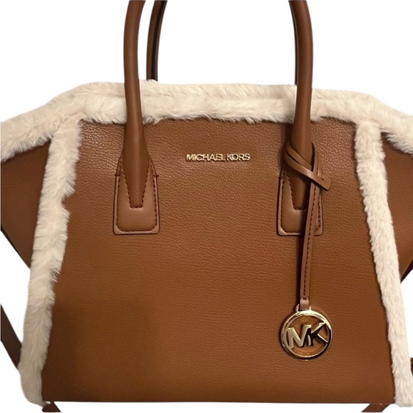 Michael Kors NWOT shoulder bag crossbody Satchal perfect for the winter - Picture 4 of 17